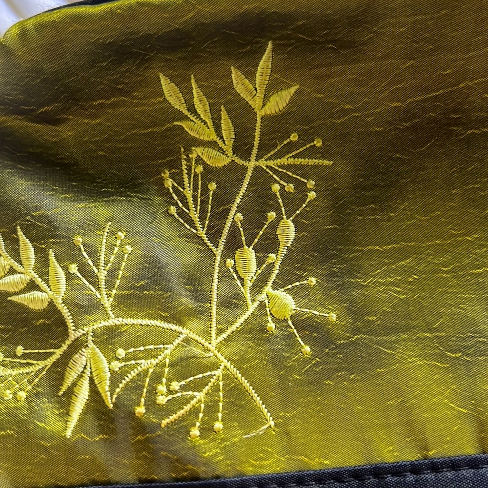 Beautiful hand-embroidered handbag in rich green color - Picture 16 of 16